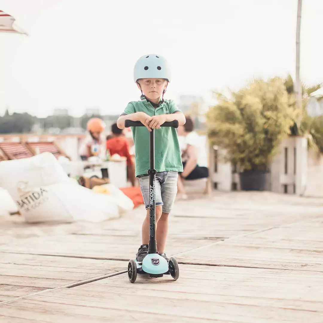 Scoot And Ride Scooter - Highwaykick 3 LED In Blueberry 4 Scoot And Ride Scooter - Highwaykick 3 LED In Blueberry