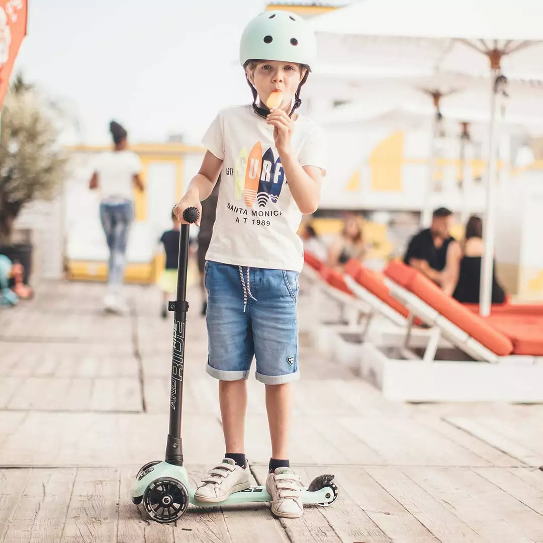 Scoot And Ride Scooter - Highwaykick 3 LED In Kiwi 2 Scoot And Ride Scooter - Highwaykick 3 LED In Kiwi