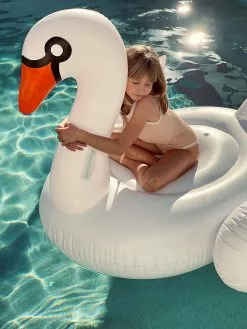 Sunnylife - Luxe Ride-On Swan 9 Sunnylife - Luxe Ride-On Swan